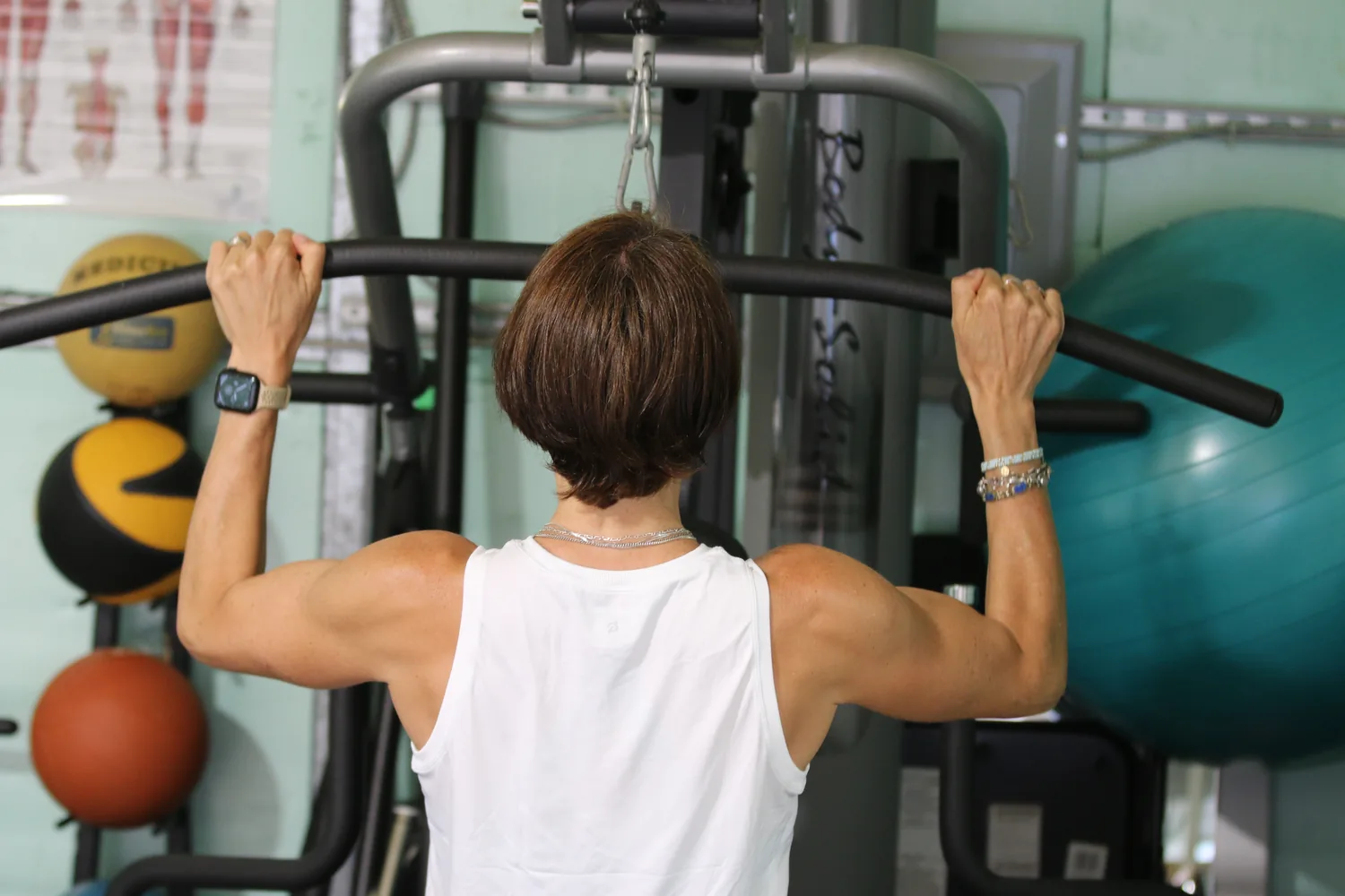 Lat pulldown on the cable machine